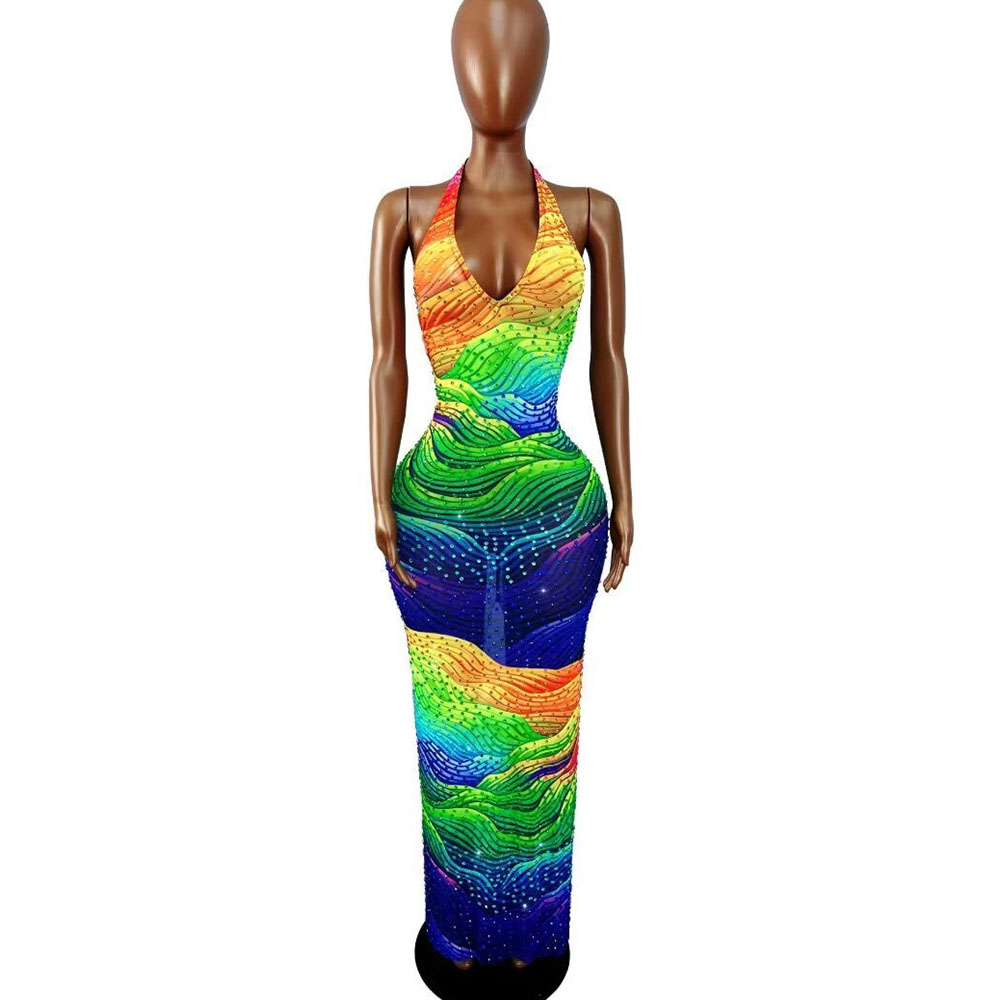 Women Fashion Designer Dresses Photos - Düzensiz Çizgi Desenli Tasarlanmış Işıltılı Taşlı